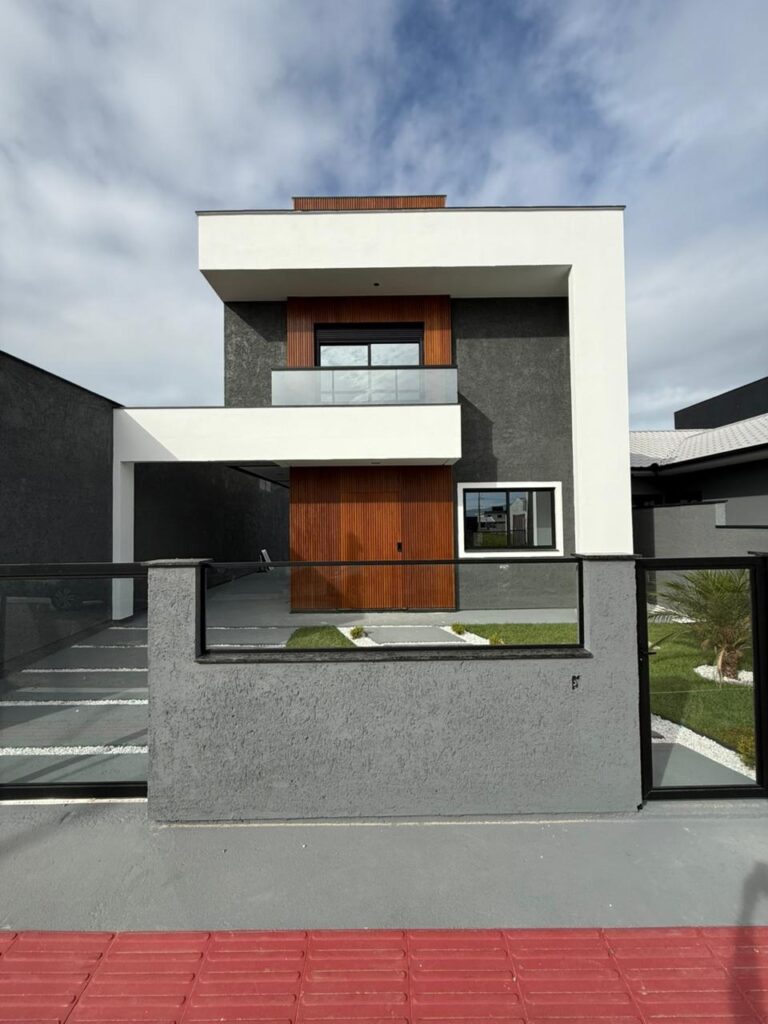 CASA COM EXCELENTE TERRENO AOS FUNDOS