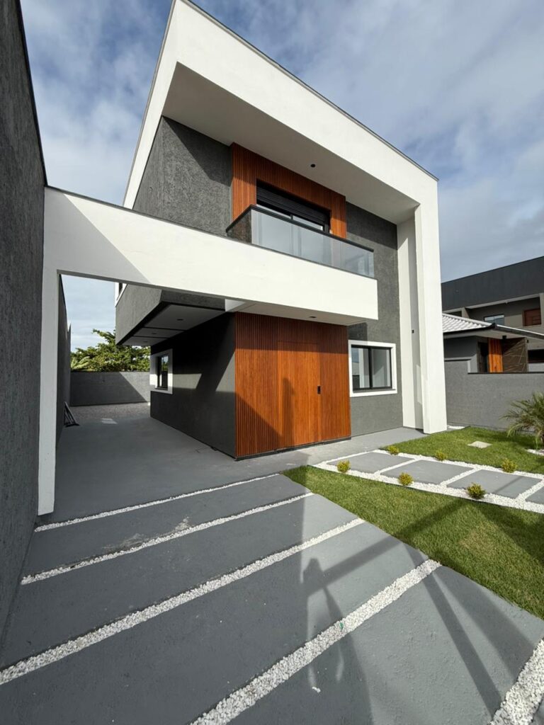 Foto 2 de CASA COM EXCELENTE TERRENO AOS FUNDOS