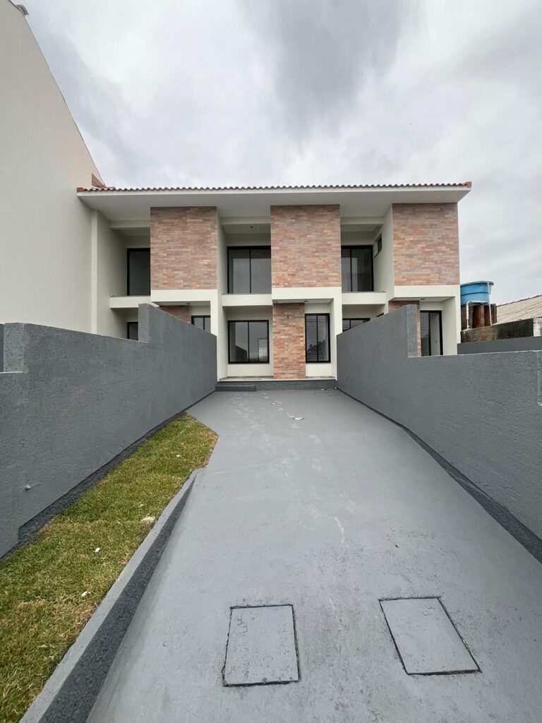Sobrado com duas suítes e bom espaço de terreno