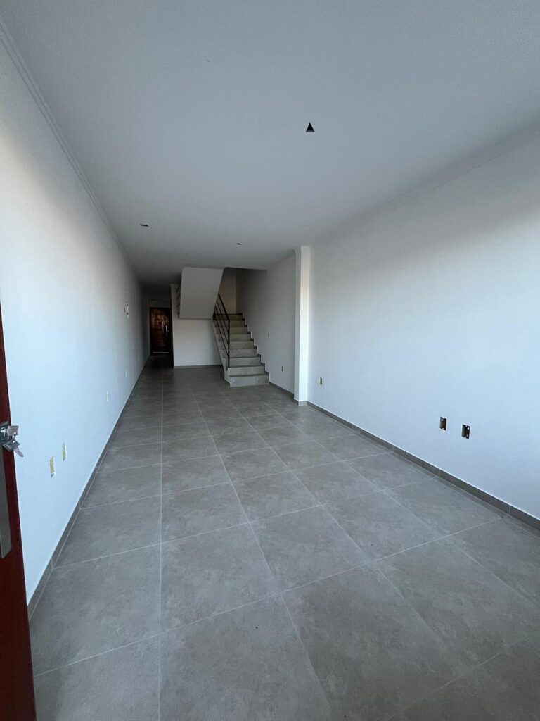 Foto 4 de Sobrado com bom espaço de terreno e fundo para área verde