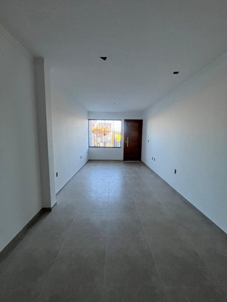 Foto 5 de Sobrado com bom espaço de terreno e fundo para área verde