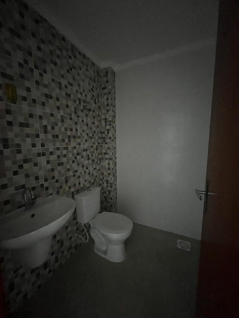 Foto 6 de Sobrado com bom espaço de terreno e fundo para área verde