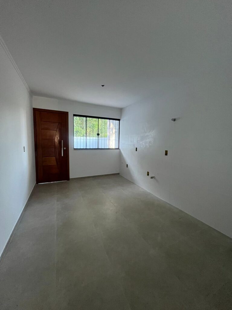Foto 7 de Sobrado com bom espaço de terreno e fundo para área verde