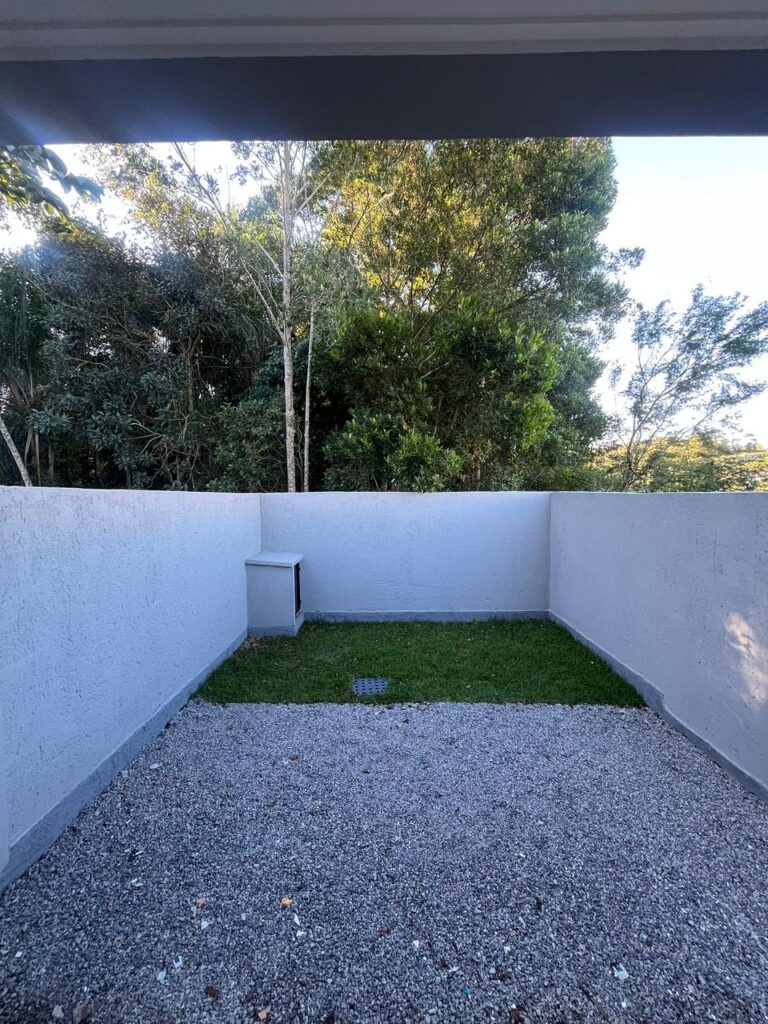 Foto 8 de Sobrado com bom espaço de terreno e fundo para área verde