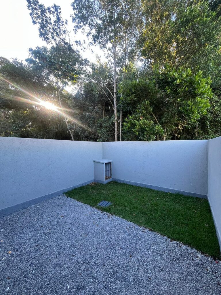 Foto 9 de Sobrado com bom espaço de terreno e fundo para área verde