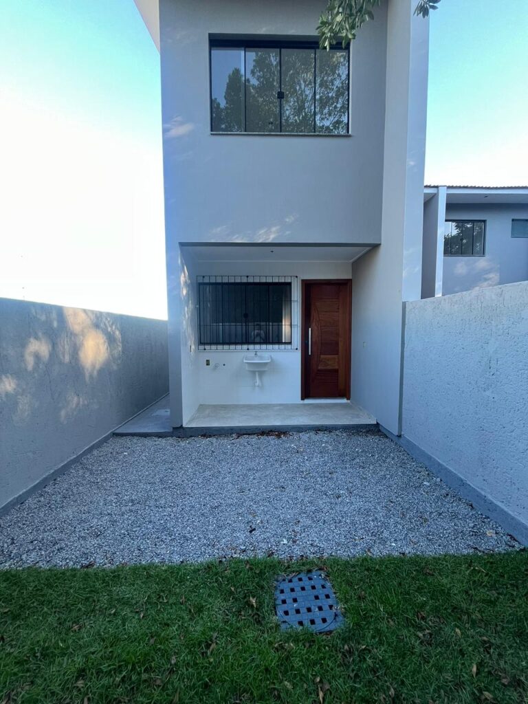 Foto 10 de Sobrado com bom espaço de terreno e fundo para área verde