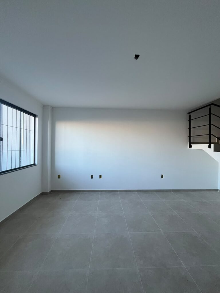 Foto 4 de Sobrado com bom espaço de terreno e fundos para área verde