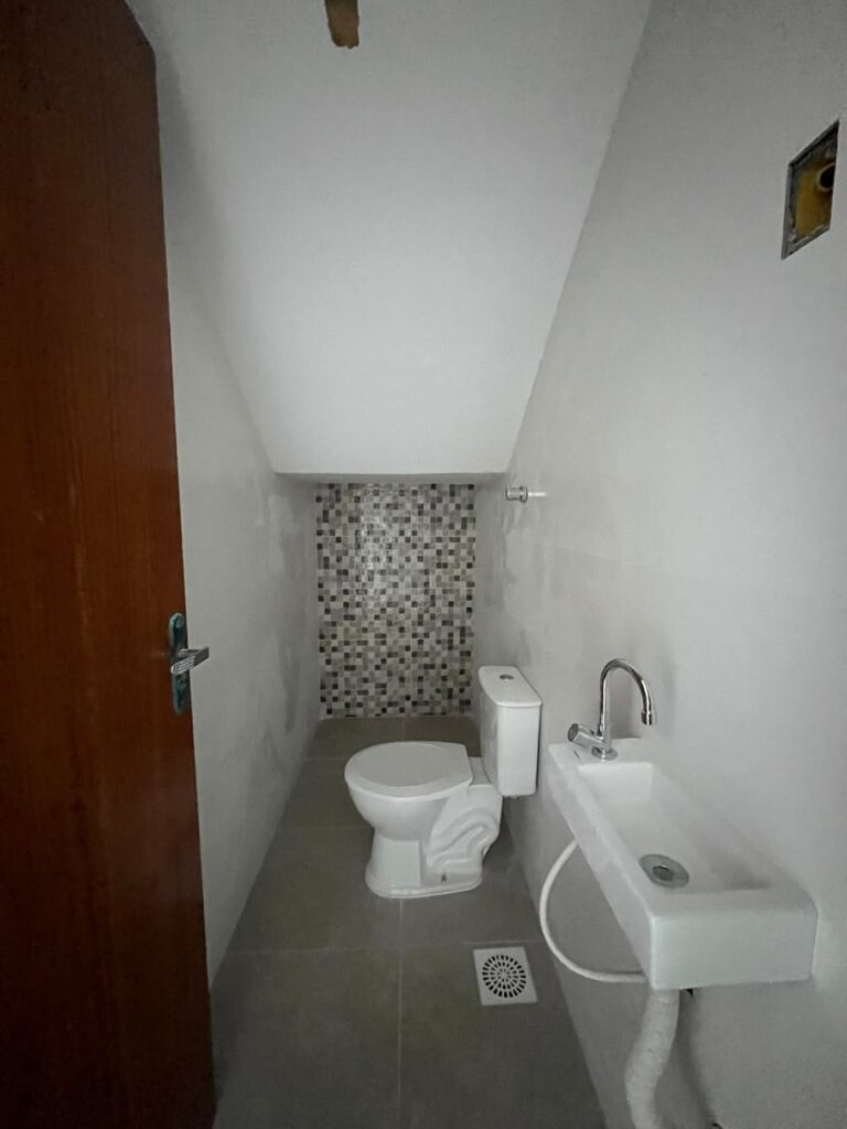 Foto 6 de Sobrado com bom espaço de terreno e fundos para área verde