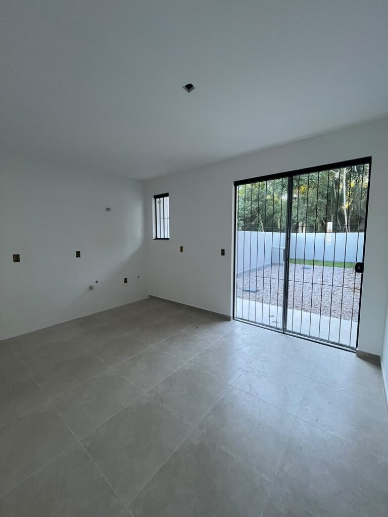 Foto 7 de Sobrado com bom espaço de terreno e fundos para área verde