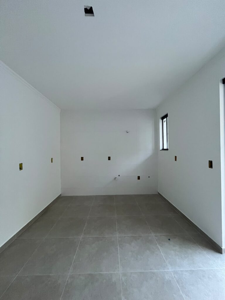 Foto 8 de Sobrado com bom espaço de terreno e fundos para área verde