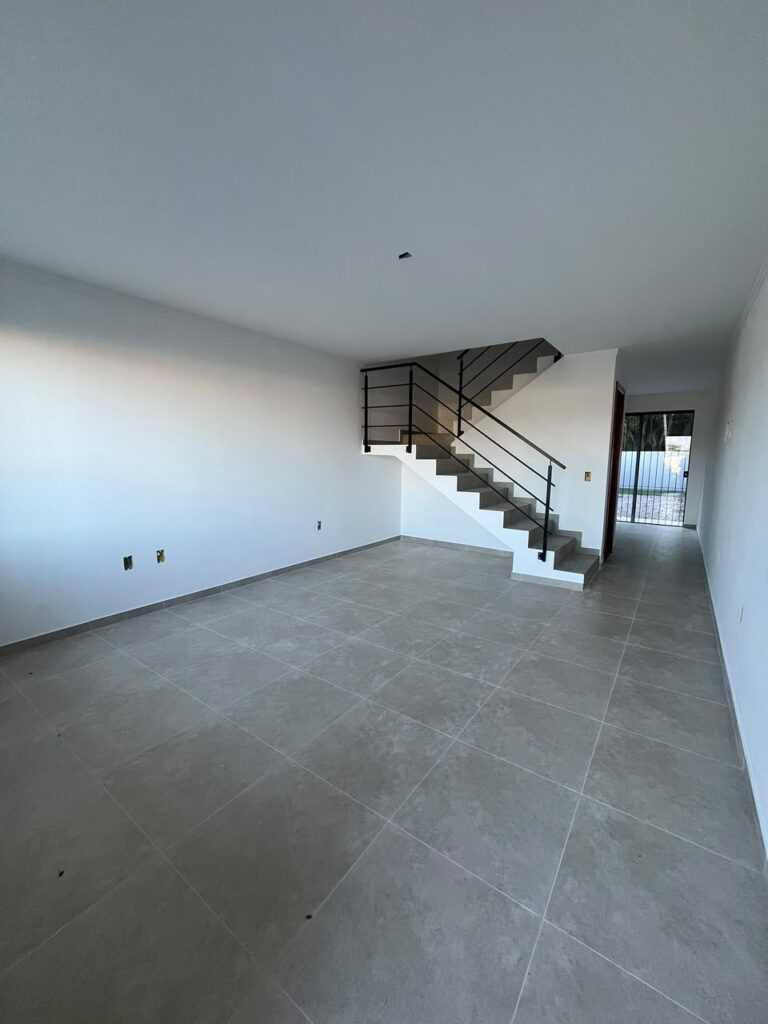 Foto 3 de Sobrado com bom espaço de terreno e fundos para área verde