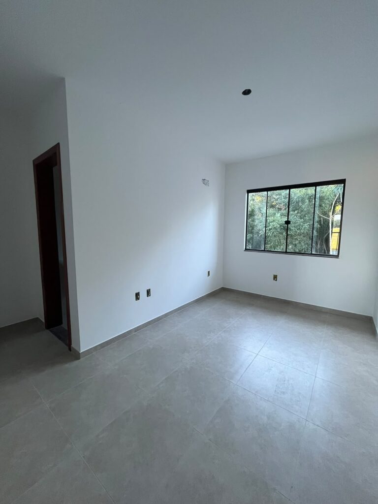 Foto 10 de Sobrado com bom espaço de terreno e fundos para área verde
