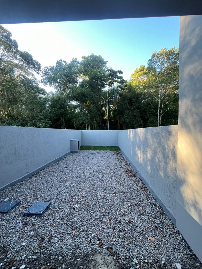 Foto 9 de Sobrado com bom espaço de terreno e fundos para área verde