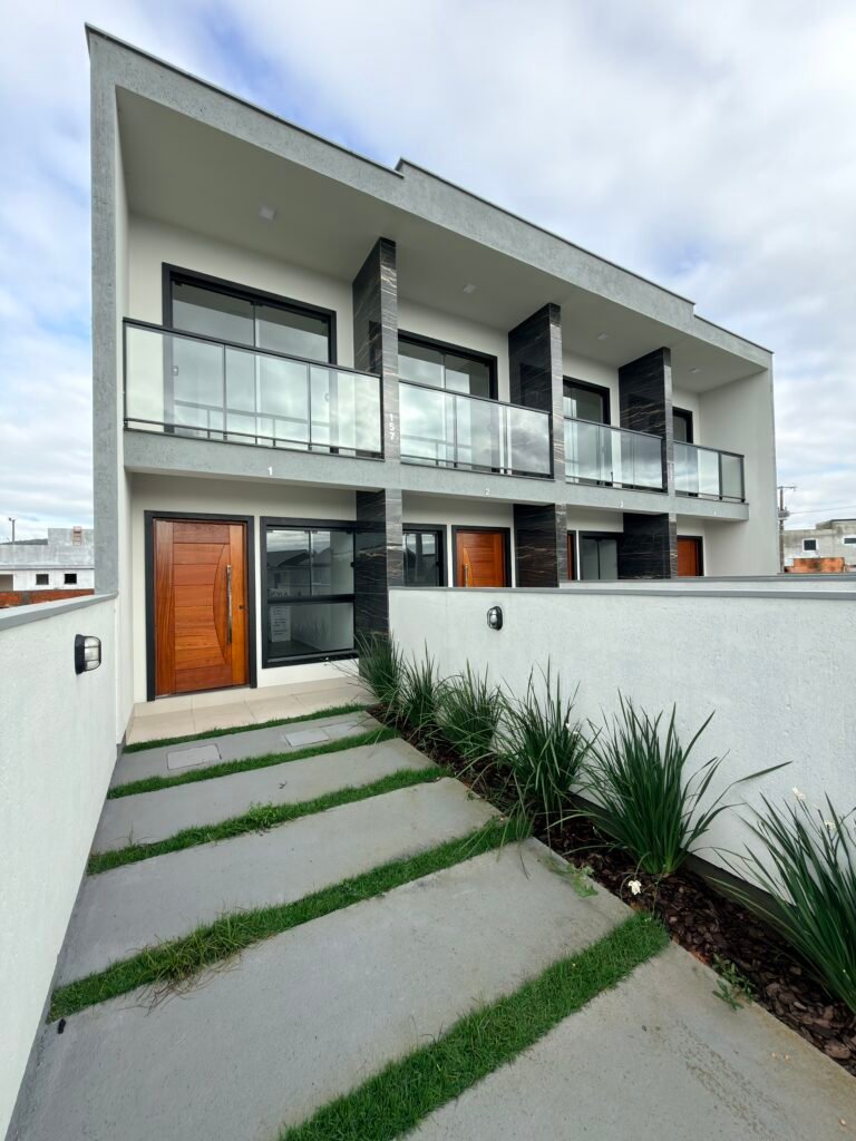 Sobrado com ótimo espaço de terreno