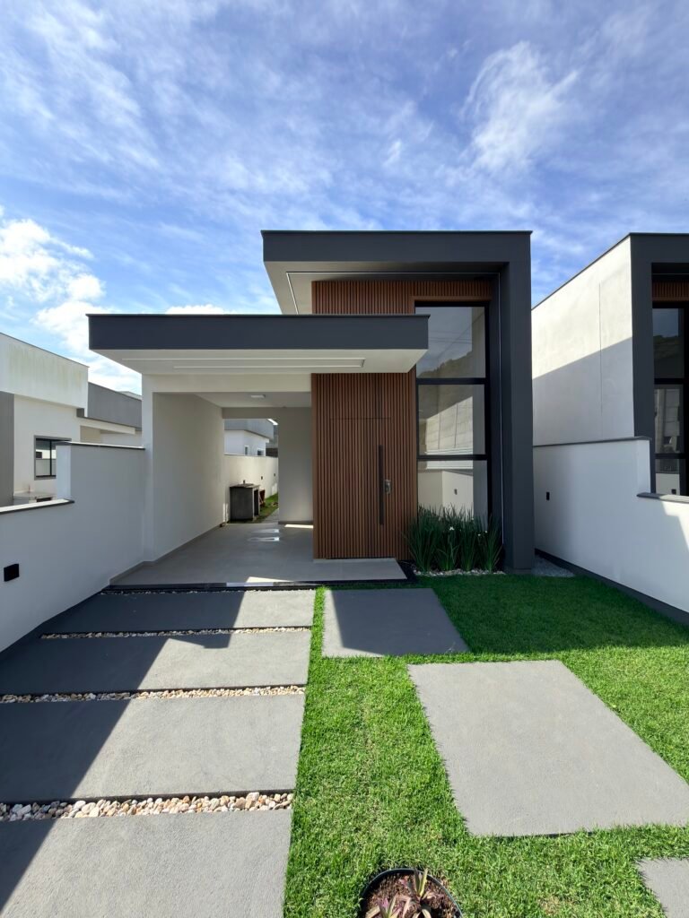 Casa sozinha no terreno com churrasqueira